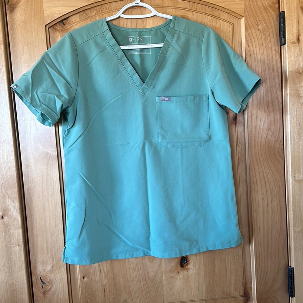 FIGS Women’s scrub set. Medium top, medium tall pants.
